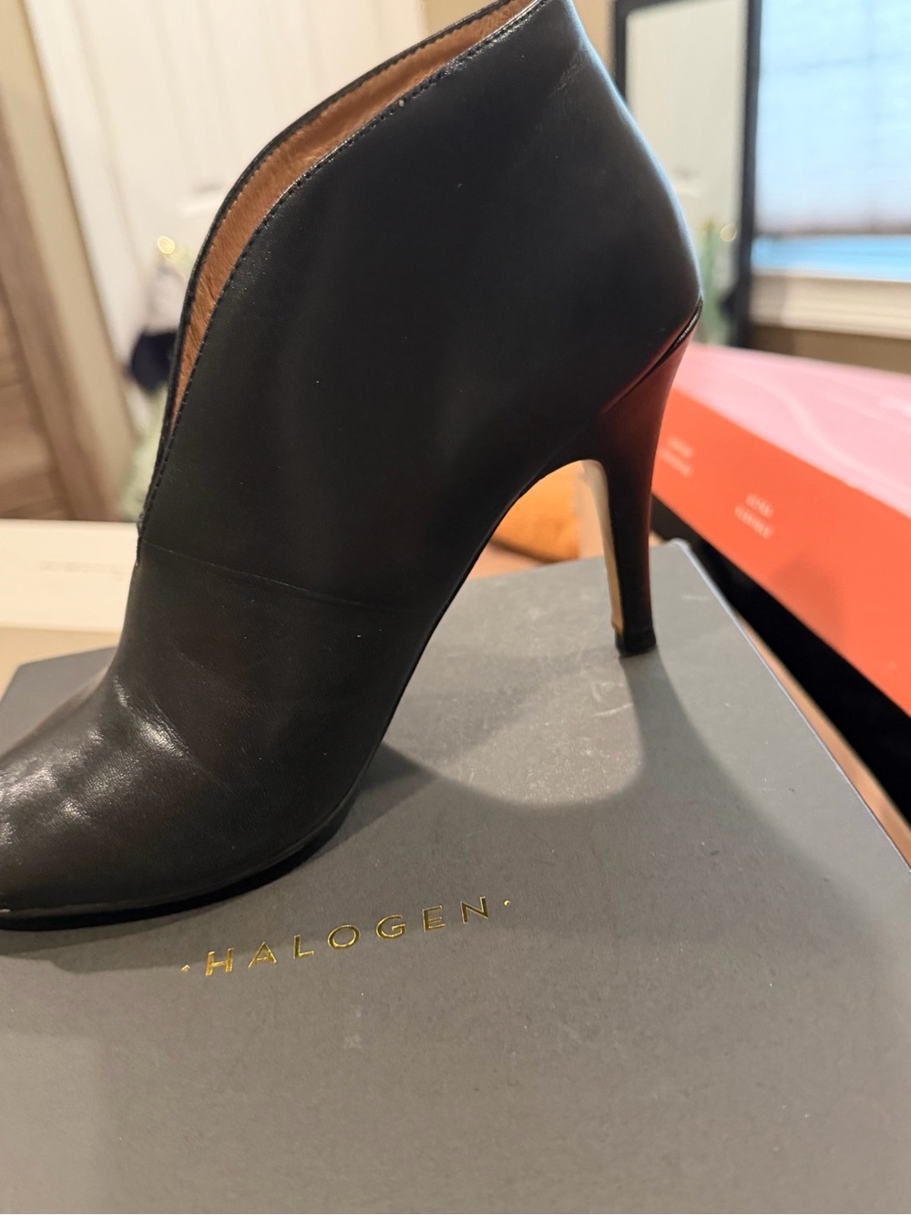 Halogen Black Leather Pointed Toe Ankle Bootie